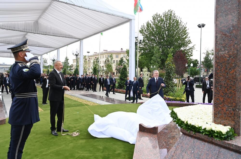 Президент Ильхам Алиев и Президент Узбекистана Шавкат Мирзиёев приняли участие в церемонии открытия площади Гейдара Алиева в Ташкенте
