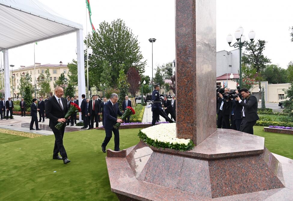 Президент Ильхам Алиев и Президент Узбекистана Шавкат Мирзиёев приняли участие в церемонии открытия площади Гейдара Алиева в Ташкенте