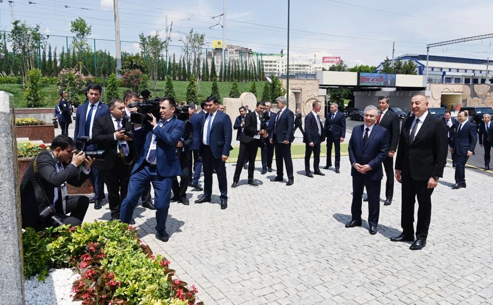 Президент Ильхам Алиев и Президент Узбекистана Шавкат Мирзиёев приняли участие в церемонии открытия площади Гейдара Алиева в Ташкенте