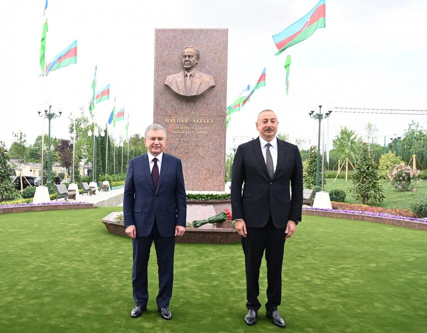 Президент Ильхам Алиев и Президент Узбекистана Шавкат Мирзиёев приняли участие в церемонии открытия площади Гейдара Алиева в Ташкенте