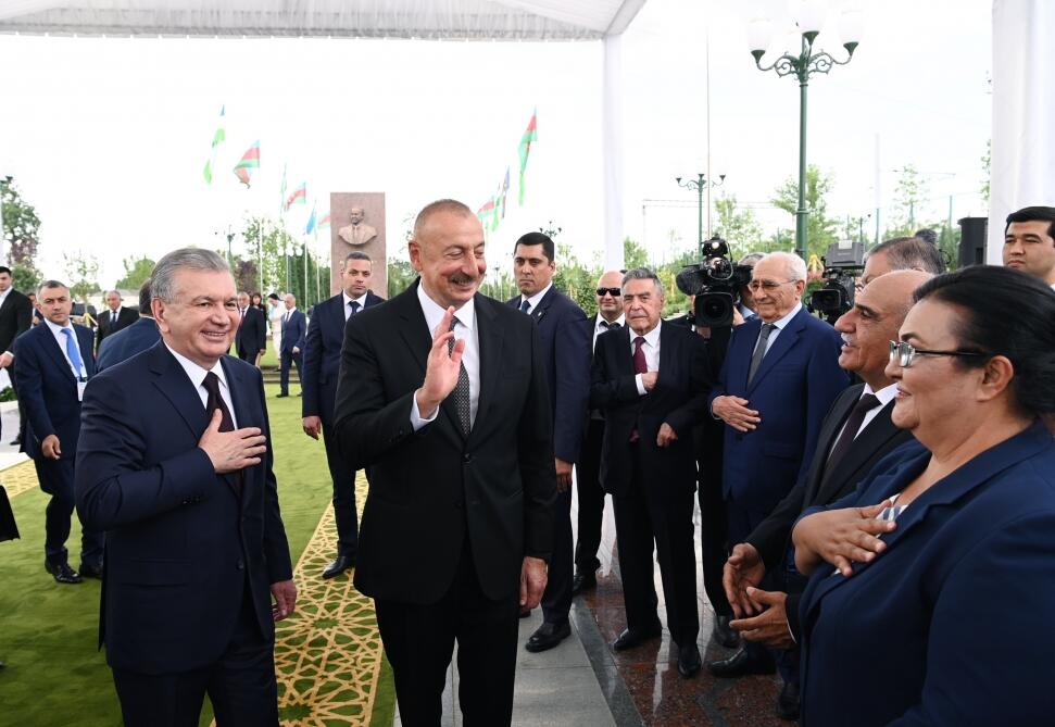 Президент Ильхам Алиев и Президент Узбекистана Шавкат Мирзиёев приняли участие в церемонии открытия площади Гейдара Алиева в Ташкенте