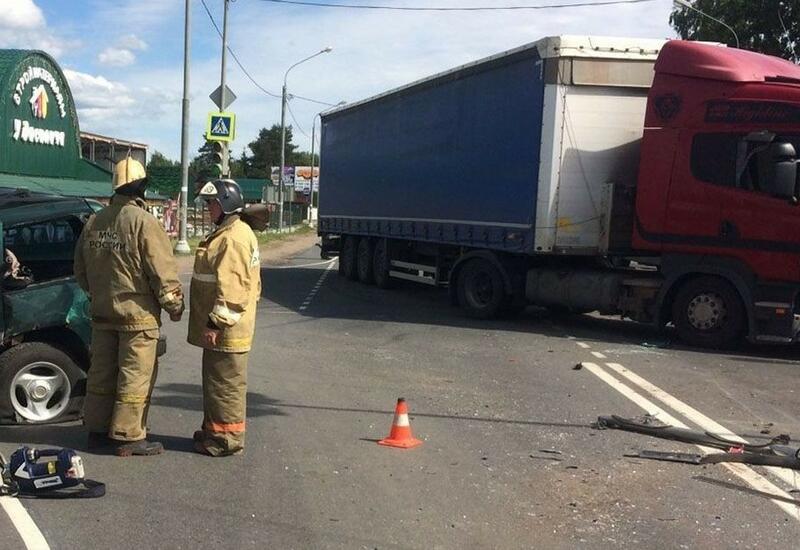 Фура снесла автомобиль на перекрёстке в России