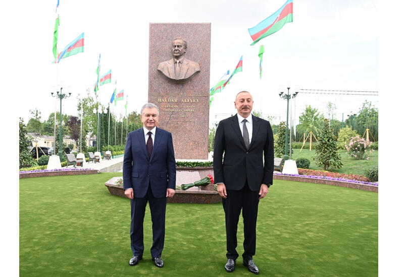 Президент Ильхам Алиев и Президент Узбекистана Шавкат Мирзиёев приняли участие в церемонии открытия площади Гейдара Алиева в Ташкенте