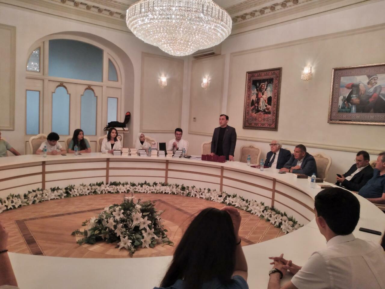 Yunus Oğuza I Türk Dünyası Ədəbiyyat və Kitab Festivalı çərçivəsində TÜRKSOY tərəfindən "Çingiz Aytmatov" medalı təqdim edildi