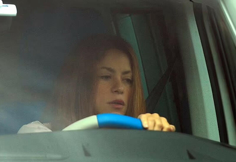 Шакира выглядит подавленной после того, как в СМИ появились фото ее мужа