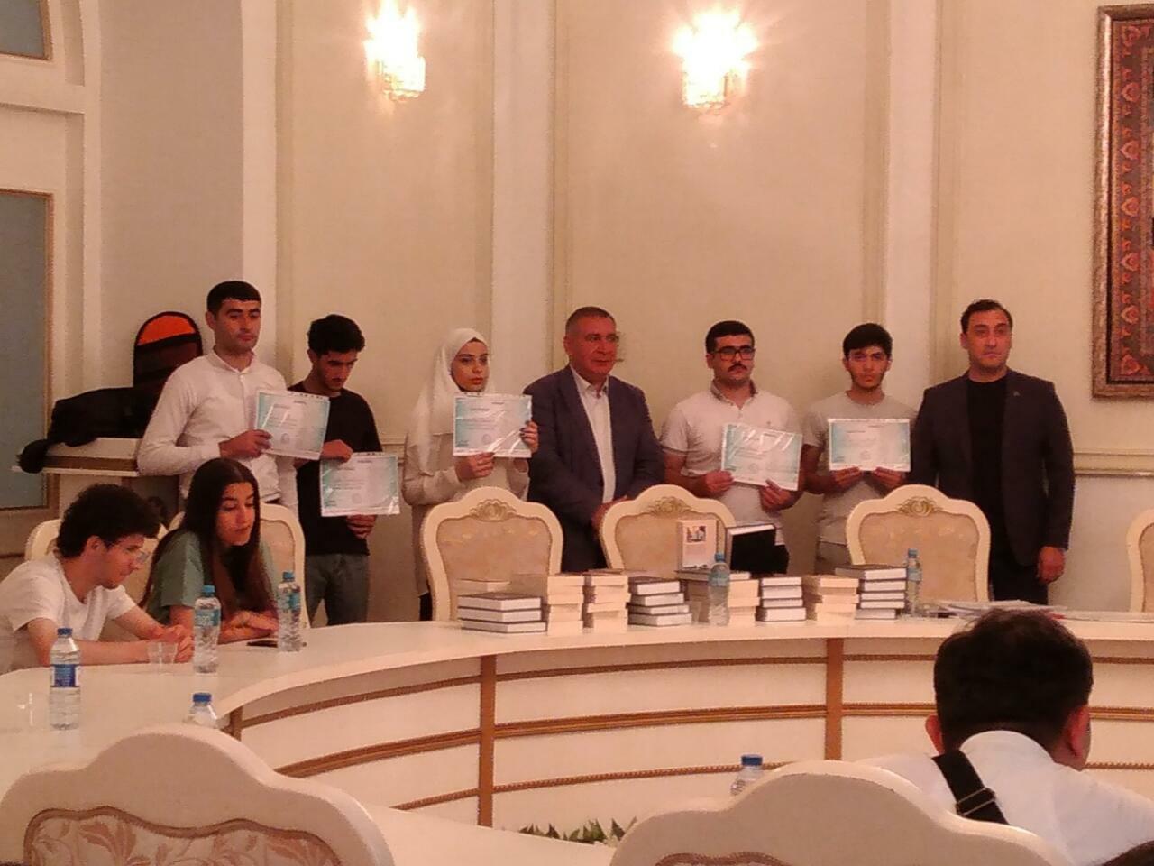 Yunus Oğuza I Türk Dünyası Ədəbiyyat və Kitab Festivalı çərçivəsində TÜRKSOY tərəfindən "Çingiz Aytmatov" medalı təqdim edildi
