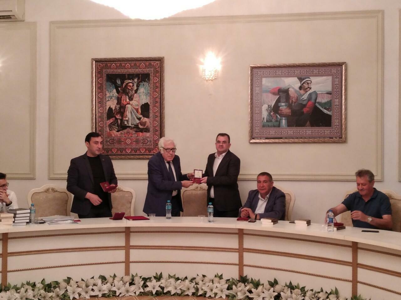 Yunus Oğuza I Türk Dünyası Ədəbiyyat və Kitab Festivalı çərçivəsində TÜRKSOY tərəfindən "Çingiz Aytmatov" medalı təqdim edildi