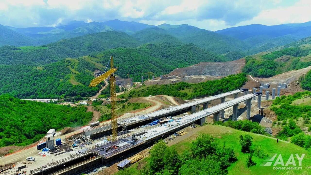 Так выглядит строительство новой дороги в Шушу