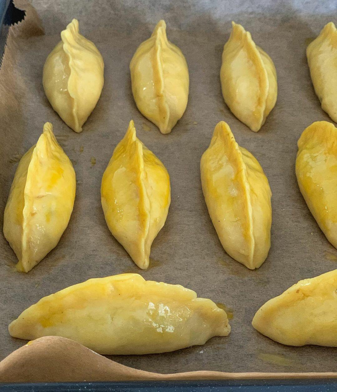 Мясные пирожки с барбарисом из рубленого теста
