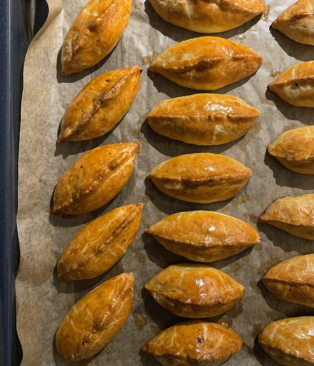 Мясные пирожки с барбарисом из рубленого теста