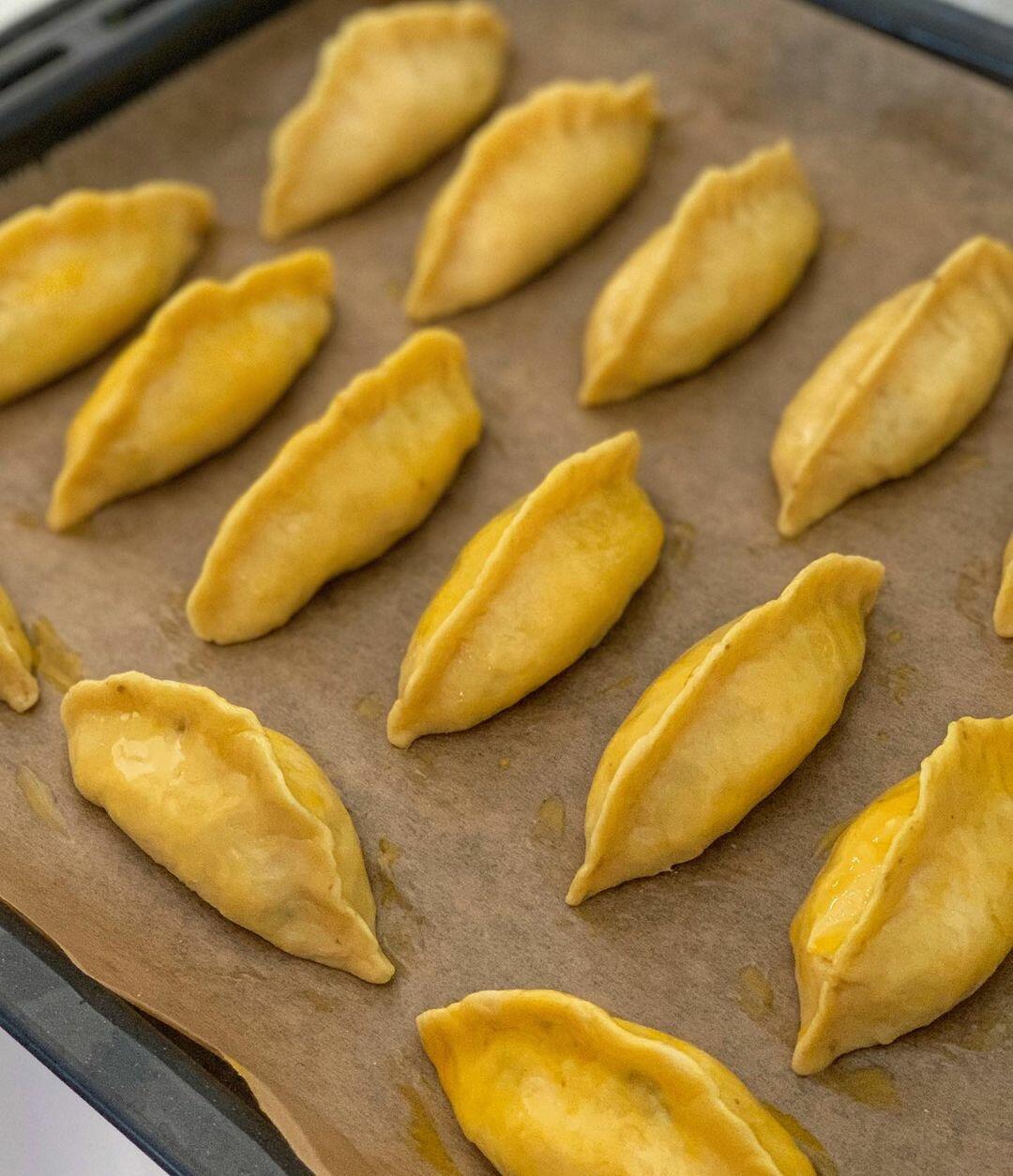 Мясные пирожки с барбарисом из рубленого теста
