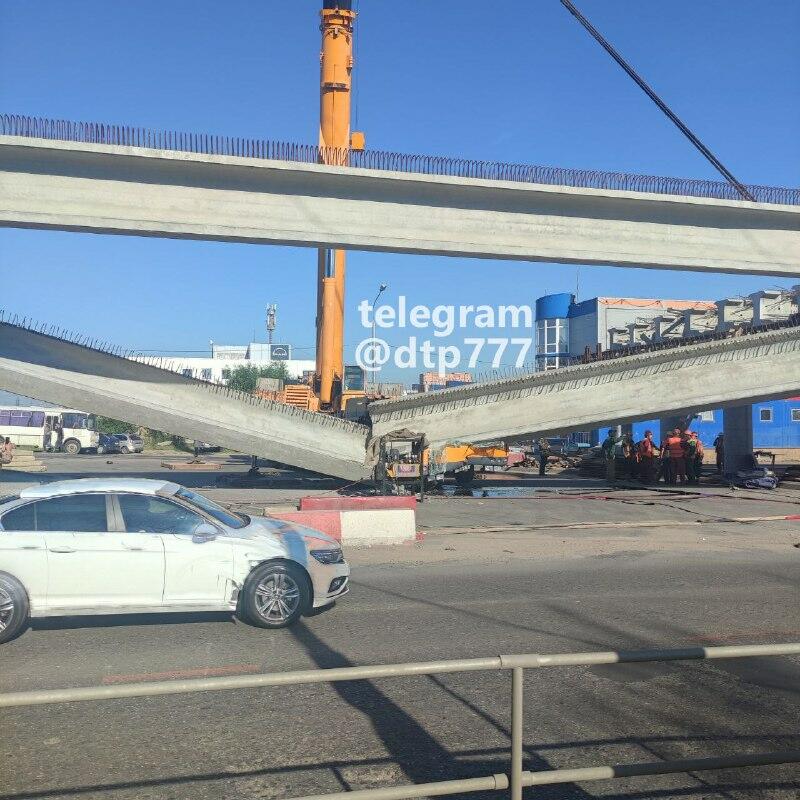 В Москве строящийся мост рухнул на проезжую часть
