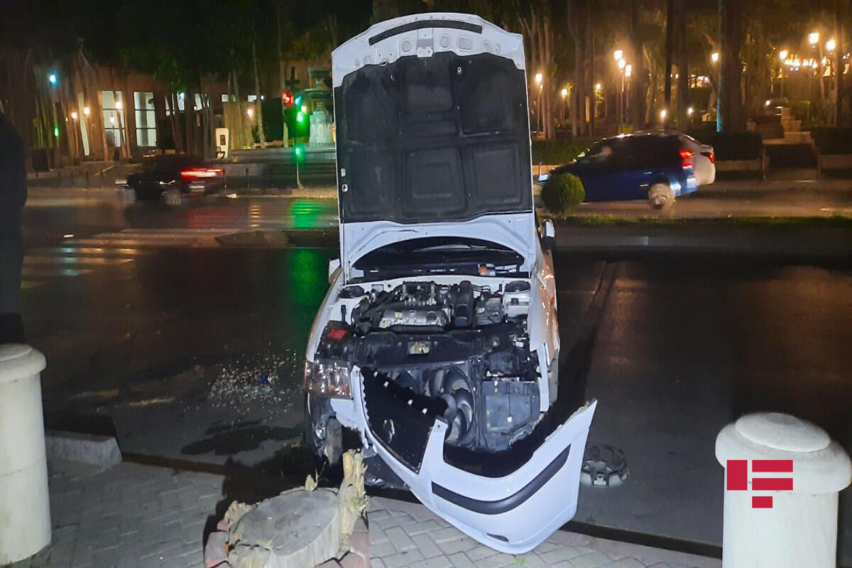В Баку опрокинулся автомобиль, есть пострадавшие