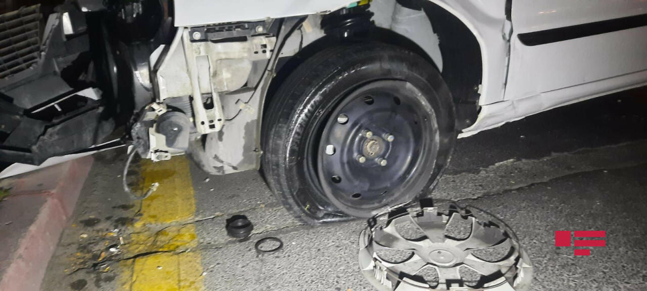 В Баку опрокинулся автомобиль, есть пострадавшие