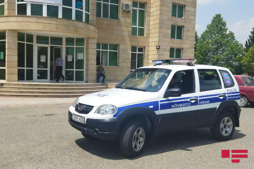 В Агдаме сель унес легковой автомобиль