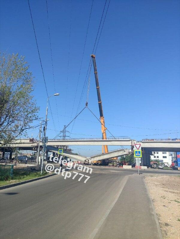 В Москве строящийся мост рухнул на проезжую часть