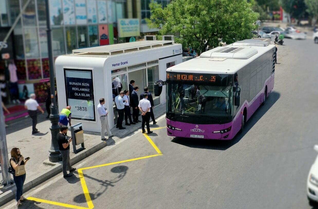 В Баку продолжается установка "умных" автобусных остановок