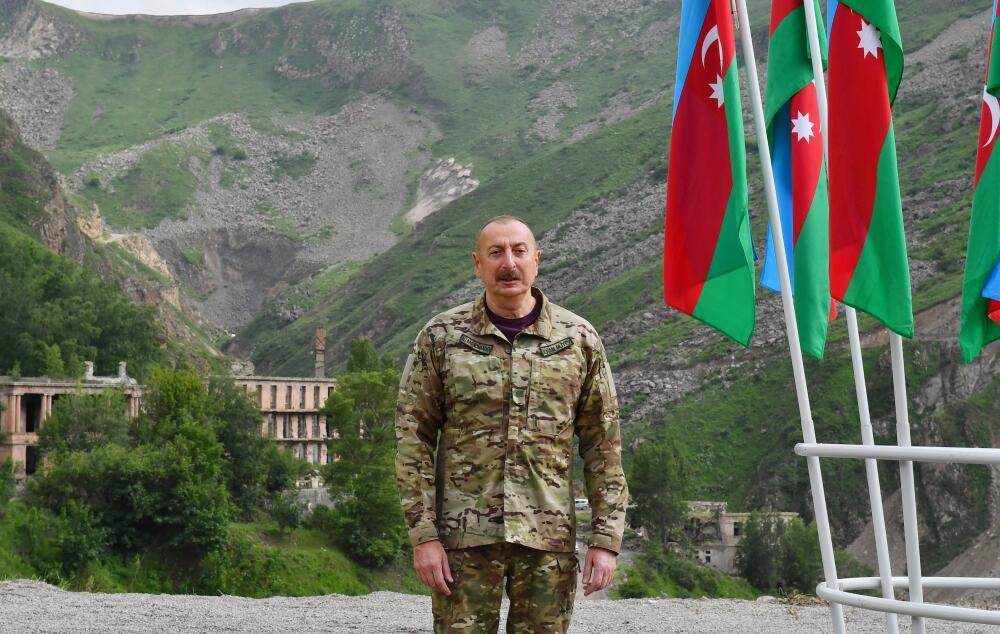 Президент Ильхам Алиев совершил поездку в Гейгельский, Кяльбаджарский и Лачинский районы