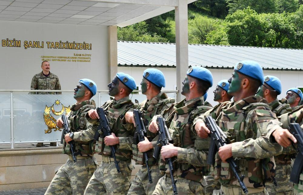 Президент Ильхам Алиев вручил боевое знамя воинской части коммандос в Кяльбаджарском районе