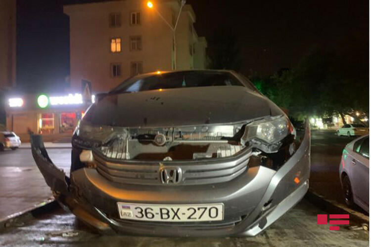 В Баку перевернулся грузовик с мукой