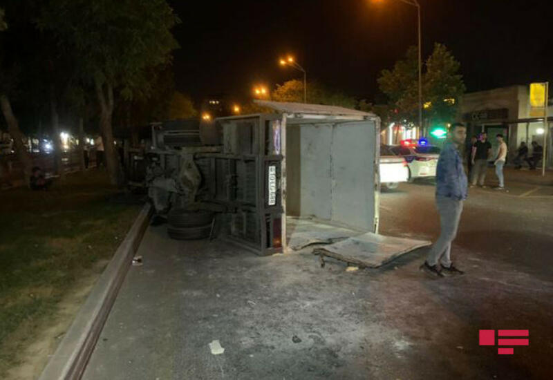 В Баку перевернулся грузовик с мукой