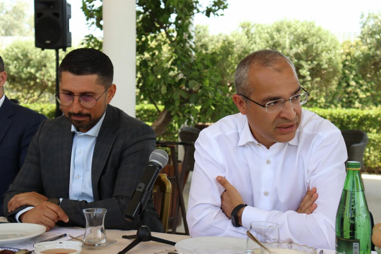 Qarabağ Dirçəliş Fondunun nümayəndələri sahibkarlarla görüş keçirib