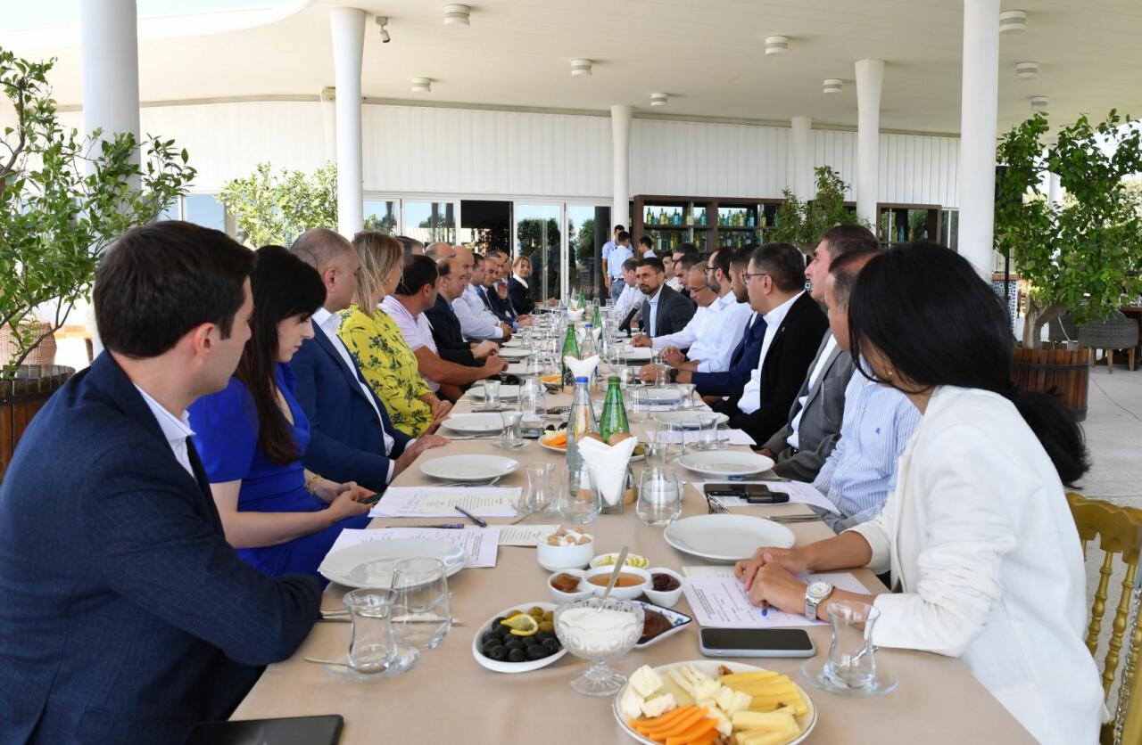 Qarabağ Dirçəliş Fondunun nümayəndələri sahibkarlarla görüş keçirib