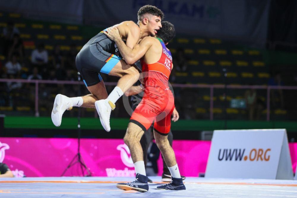 Сборная Азербайджана по греко-римской борьбе стартовала на чемпионате Европы с двумя золотыми медалями