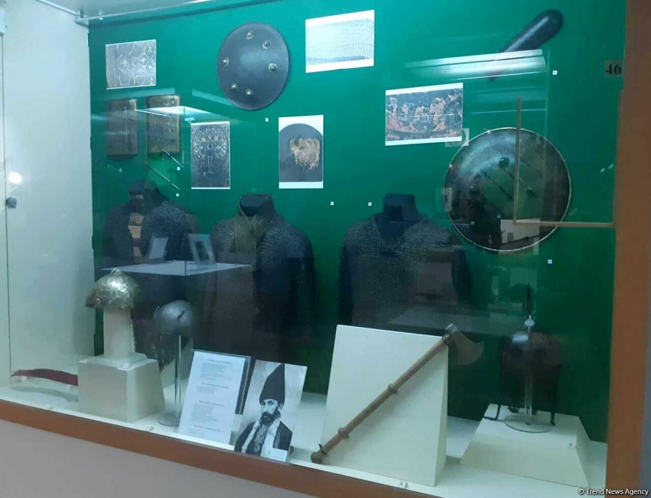 В Баку открылась выставка уникального декоративного оружия