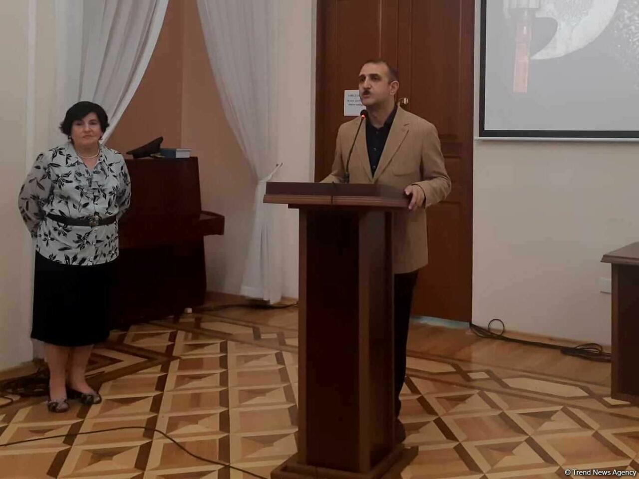 В Баку открылась выставка уникального декоративного оружия