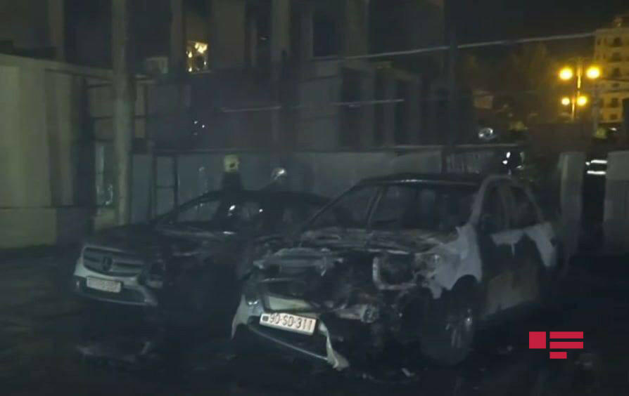 Крупный пожар в центре Баку - сгорели автомобили