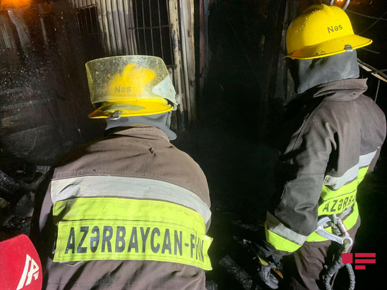Крупный пожар в центре Баку - сгорели автомобили