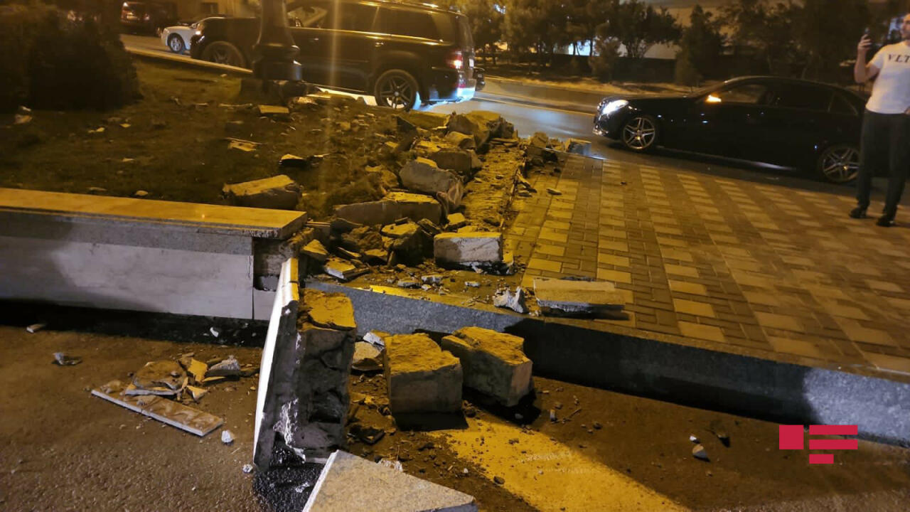 В Баку перевернулся автомобиль, есть пострадавший
