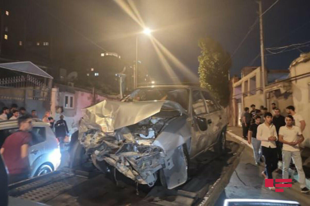 В Баку столкнулись четыре автомобиля,
