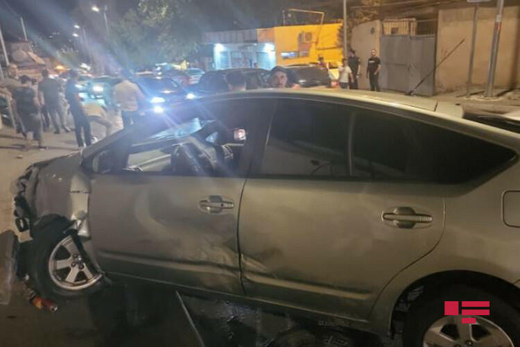 В Баку столкнулись четыре автомобиля,