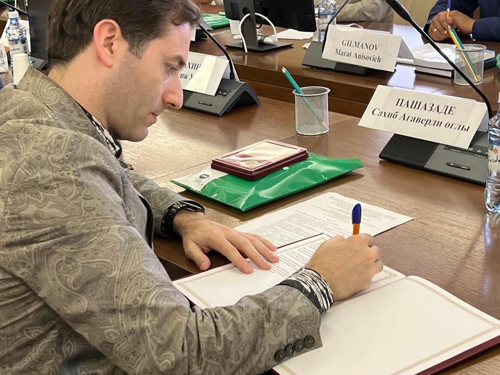 Сахиб Пашазаде удостоен золотой медали с бриллиантом от главы Якутии