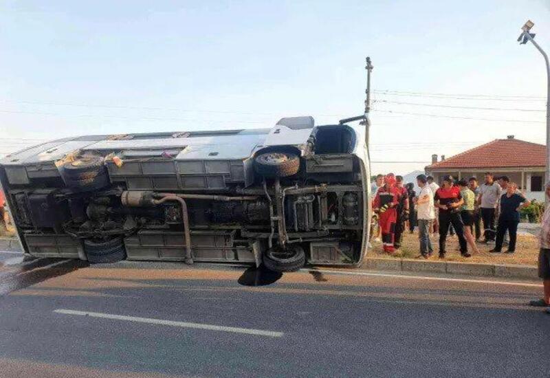 В Турции перевернулся автобус с туристами