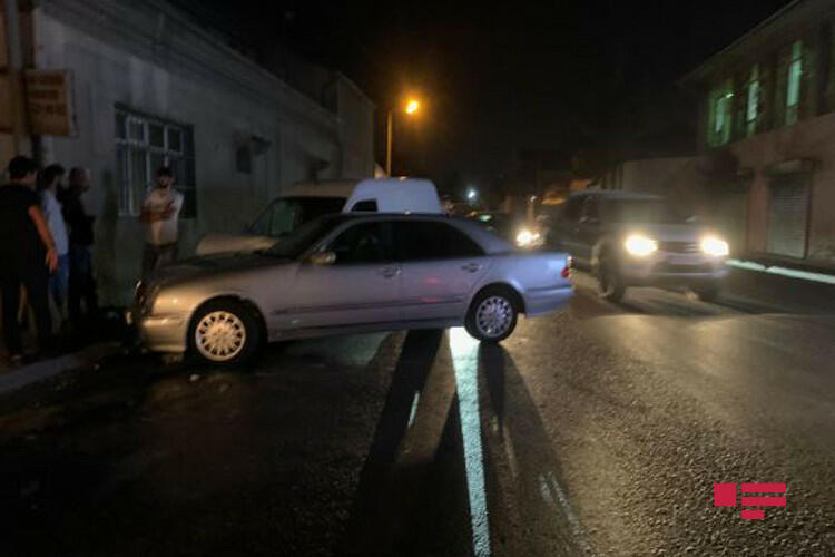 В Баку столкнулись два автомобиля,