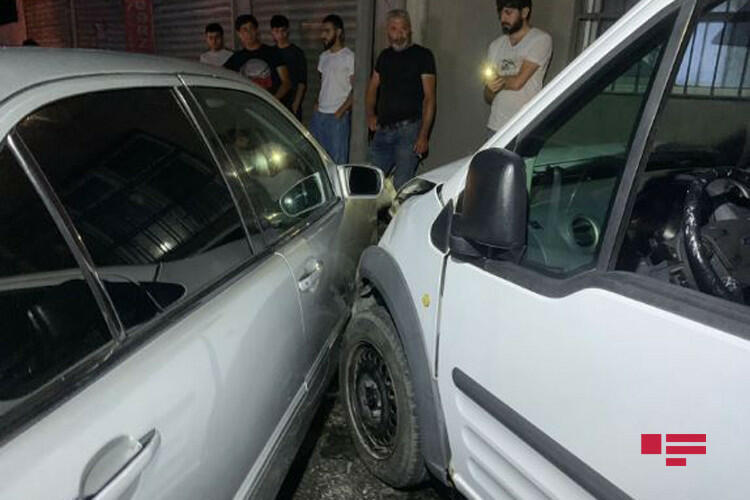 В Баку столкнулись два автомобиля,