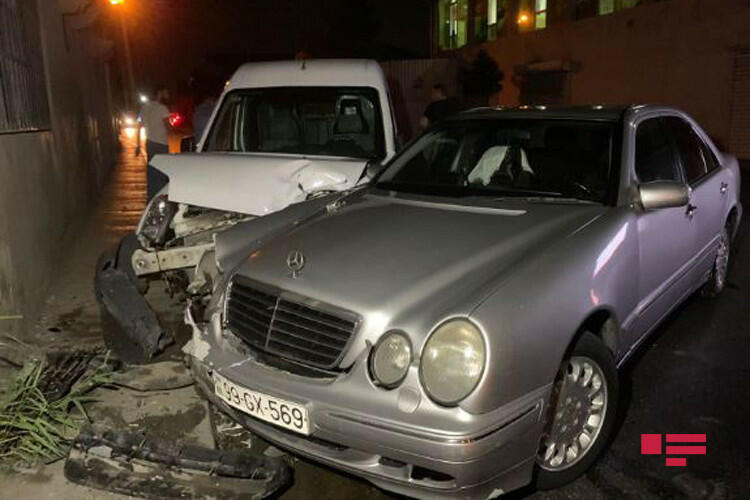 В Баку столкнулись два автомобиля,