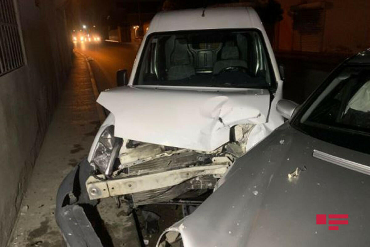 В Баку столкнулись два автомобиля,