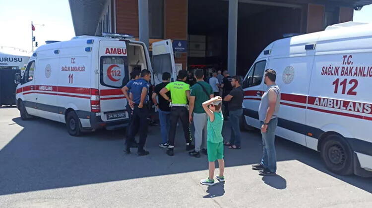 В Стамбуле паром врезался в эстакаду,
