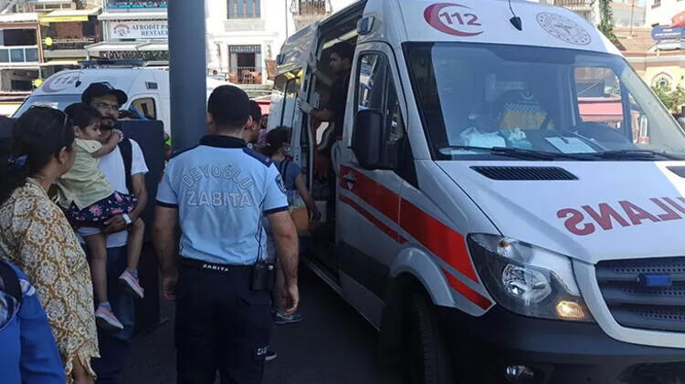 В Стамбуле паром врезался в эстакаду,