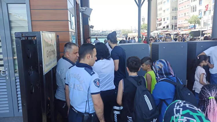 В Стамбуле паром врезался в эстакаду,