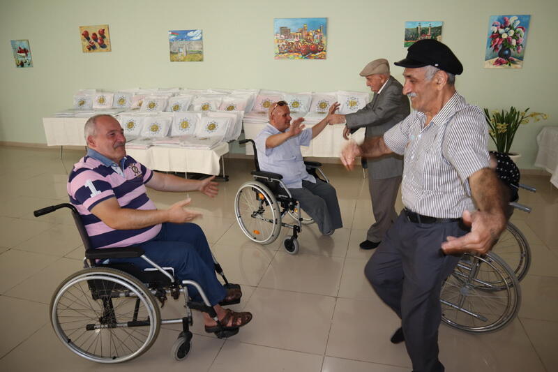 По инициативе вице-президента Фонда Гейдара Алиева Лейлы Алиевой для воспитанников детских домов и пожилых был организован обед и вручены различные подарки