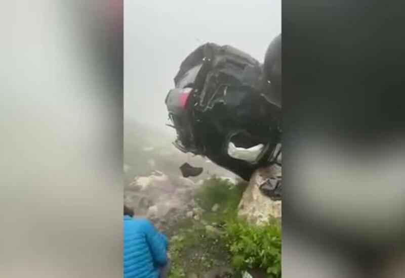 Машина с туристами упала в ущелье Дагестана