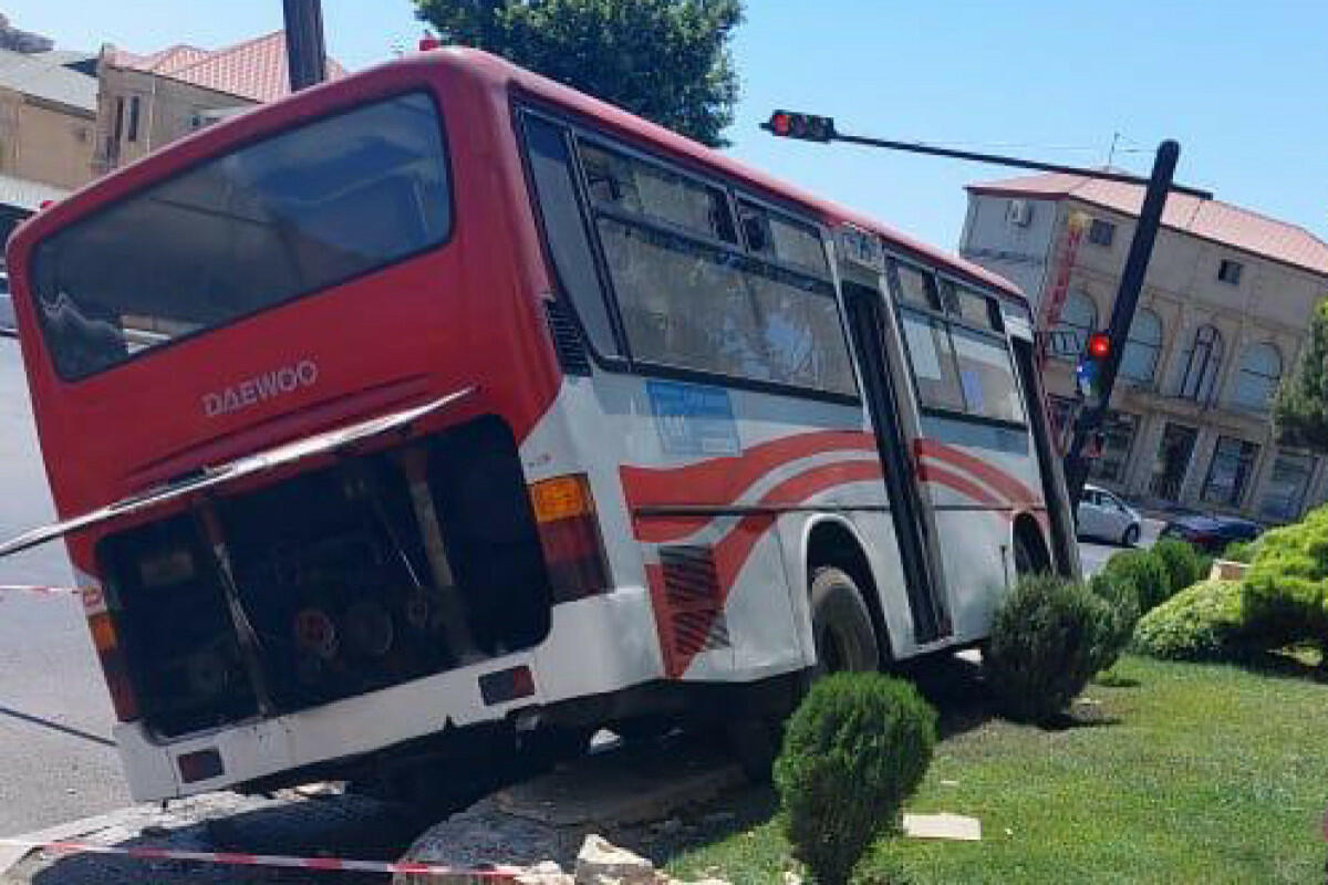 В Баку пассажирский автобус совершил ДТП