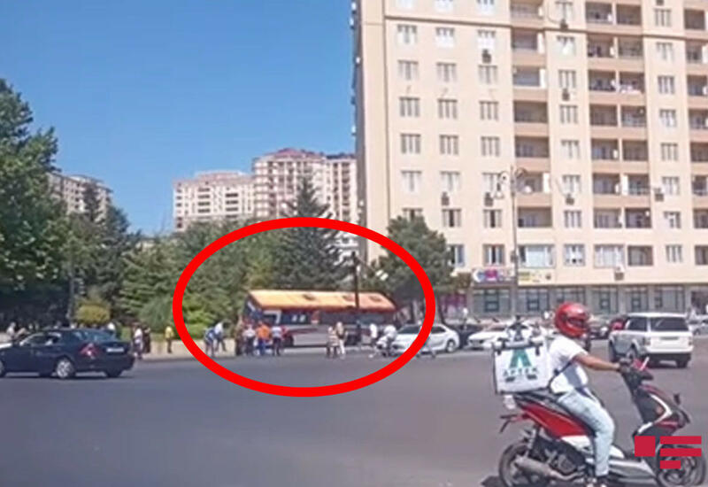 В Баку пассажирский автобус совершил ДТП