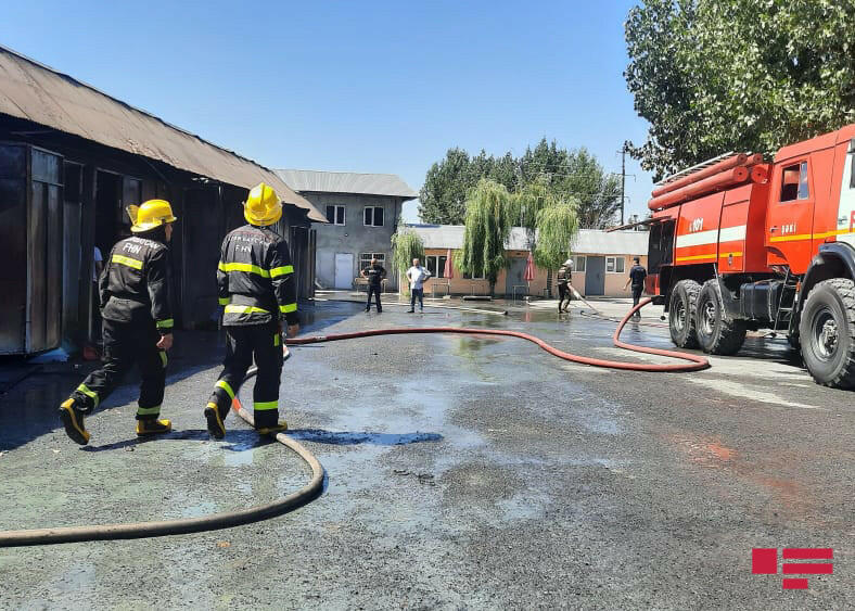 Şəkidə maşın təmiri sexləri yandı