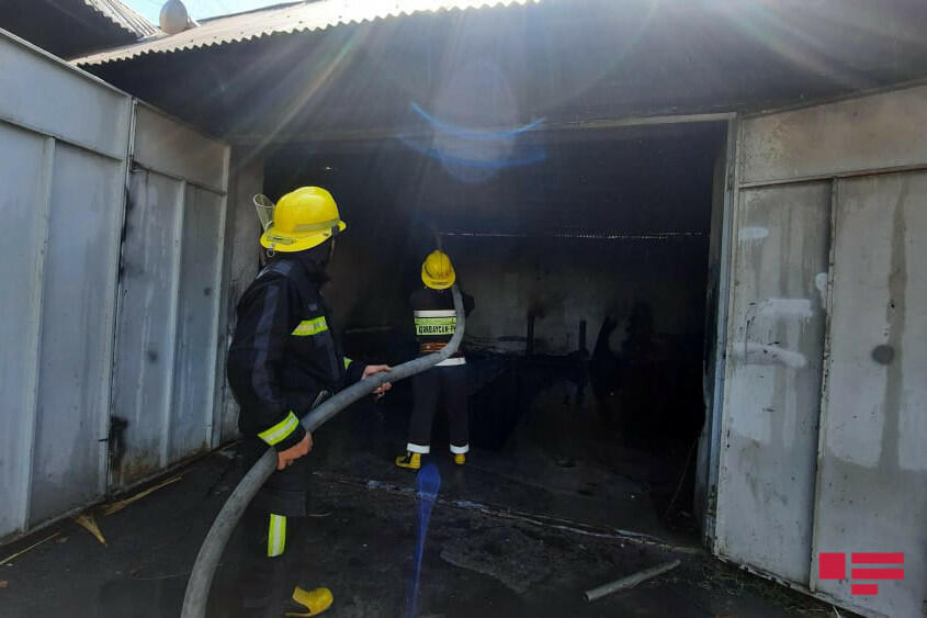 Şəkidə maşın təmiri sexləri yandı